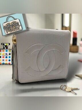 1980s Chanel Lambskin Leather Large CC Logo Single Gold Chain Strap Shoulder Bag